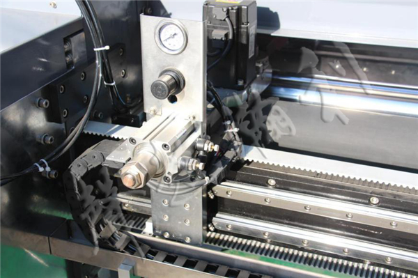 全自動<a href='http://www.m.symn.com.cn/xingyezixun/748.html' target='1' style='font-size:14px; font-weight:bold; color:#ff0000;'>裥棉機</a>