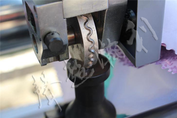 全自動<a href='http://www.m.symn.com.cn/xingyezixun/698.html' target='1' style='font-size:14px; font-weight:bold; color:#ff0000;'>超聲波<a href='http://www.m.symn.com.cn/xingyezixun/748.html' target='1' style='font-size:14px; font-weight:bold; color:#ff0000;'>裥棉機</a></a>