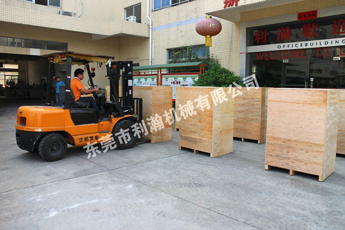 <a href='http://www.m.symn.com.cn/xingyezixun/1133.html' target='1' style='font-size:14px; font-weight:bold; color:#ff0000;'>超聲波剪切機</a>出貨